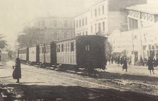 Το «Θηρίο» στην πλατεία Λαυρίου το 1920. Εξυπηρέτησε πολλές γενιές Αθηναίων ως το 1938 που σταμάτησε να λειτουργεί. Ελληνικοί Σιδηρόδρομοι 1869-1979, Αθήνα 1970 
